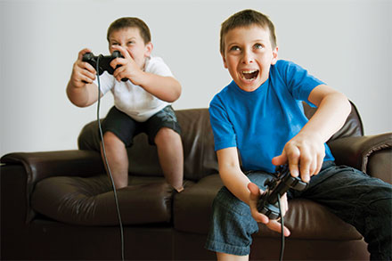 Trẻ em tự chơi trò chơi điện tử