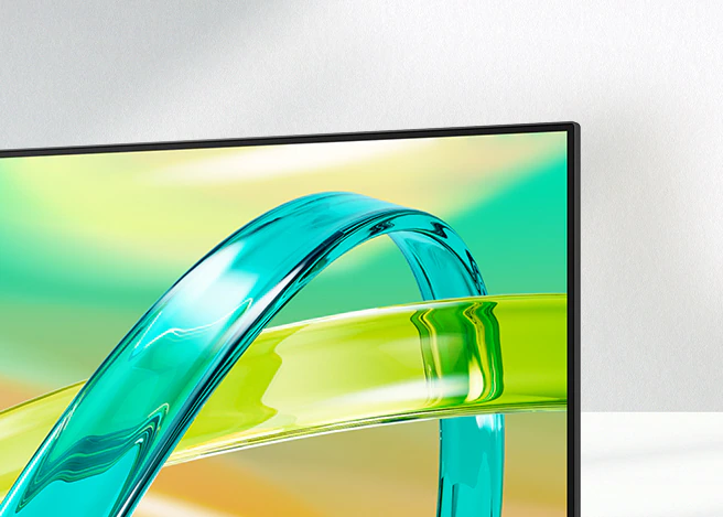 Màn hình LG FHD hiển thị nền chuyển sắc xanh lá và vàng với một vật thể cong bán trong suốt đang lướt qua màn hình.